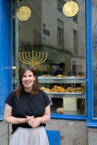 Flora Goldenberg in fron Murciano in rue des Rosiers in Jewish Paris 2021