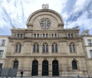 picture of a grand synagogue in Paris